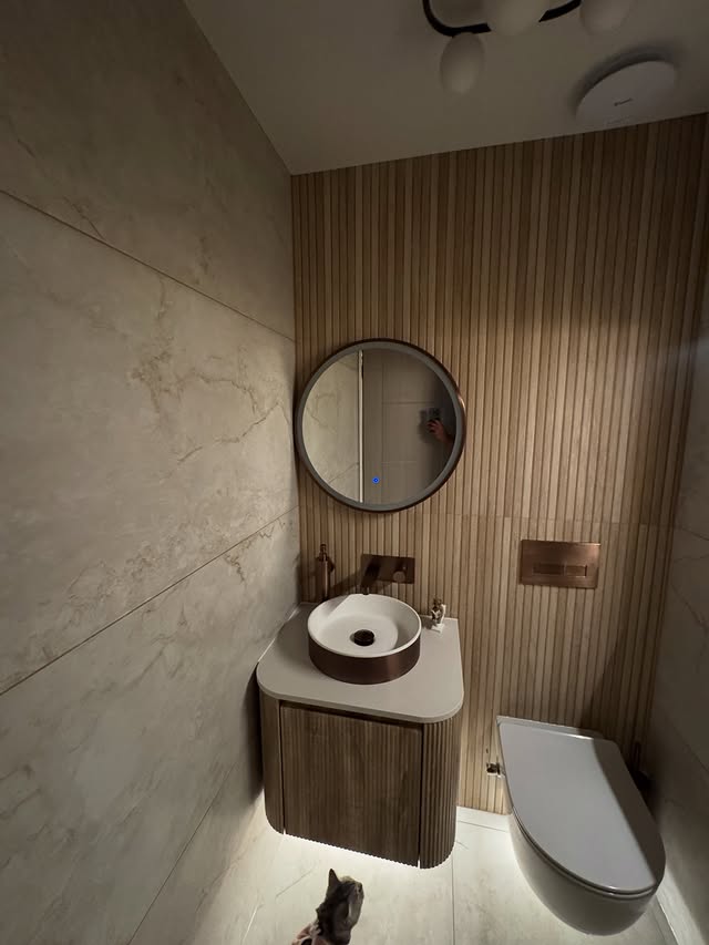 ✨ Bathroom Transformation Perfection ✨ What was once a dated, cramped space with old tiles and worn fixtures has been completely reimagined. The renovation brought in warm wood textures, soft ambien...